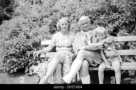 Familienfoto aus dem Deutschland der frühen 1950er Jahre. Foto di famiglia dalla Germania dei primi anni '50. Foto Stock