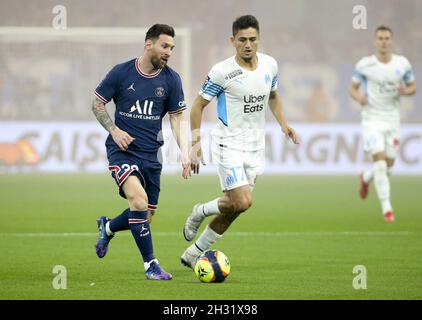 Marsiglia, Francia - 24 ottobre 2021, Lionel messi di PSG, Cengiz sotto di Marsiglia durante il campionato francese Ligue 1 partita di calcio tra Olympique de Marseille (OM) e Paris Saint-Germain (PSG) il 24 ottobre 2021 allo Stade Velodrome di Marsiglia, Francia - Foto: Jean Catuffe/DPPI/LiveMedia Foto Stock