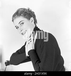 Eine junge Frau posiert für den Fotogrfen, Deutschland 1958. Una giovane donna in posa per il fotografo, Germania 1958. Foto Stock