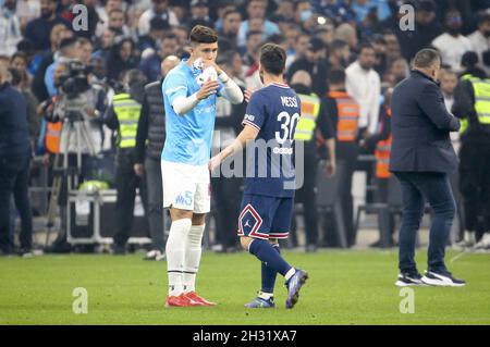 Marsiglia, Francia - 24 ottobre 2021, Leonardo Balerdi di Marsiglia chiedendo a Lionel messi di PSG la sua maglia in seguito al campionato francese Ligue 1 partita di calcio tra Olympique de Marseille (OM) e Paris Saint-Germain (PSG) il 24 ottobre 2021 presso lo Stade Velodrome di Marsiglia, Francia - Foto: Jean Catuffe/DPPI/LiveMedia Foto Stock