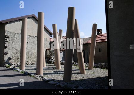 Europa, Italia, Lombardia, provincia di Lecco. Morterone, in Valsassina. Il museo d'arte contemporanea all'aperto ospita 38 opere di vari autori. Autho Foto Stock