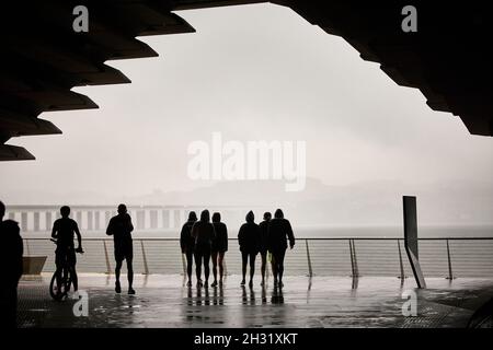 Dundee, Scozia, sotto il V&A Walkway Riverside e il Tay Road Bridge nella nebbia Foto Stock