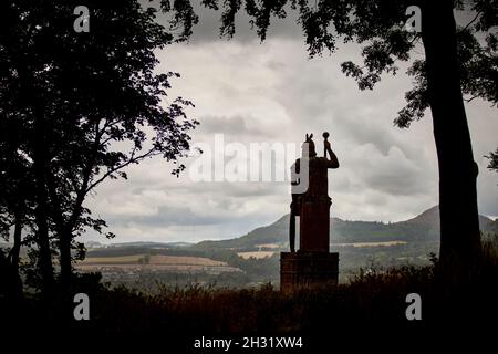 Statua di William Wallace, Bemersyde vicino a Melrose nei confini scozzesi, realizzata in arenaria rossa da John Smith Foto Stock