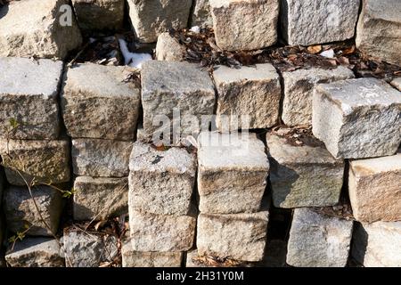 Cumulo di pietre di pavimentazione durante la costruzione di strada Foto Stock