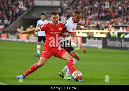 Stoccarda, Germania. 24 ottobre 2021. Robin KNOCHE (Union Berlin), Nikolas NARTEY (VFB Stuttgart). Azione, duelli. Calcio 1° stagione Bundesliga 2021/2022, 9° giorno di incontro, 9° giorno di incontro. VFB Stuttgart-Union Berlin 1-1, il 24 ottobre 2021, Mercedes Benz Arena Stuttgart Credit: dpa/Alamy Live News Foto Stock