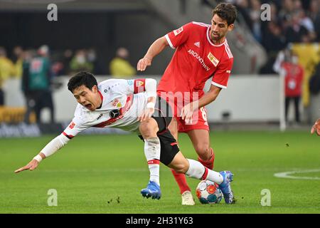 Stoccarda, Germania. 24 ottobre 2021. Rani KHEDIRA (Union Berlin), Action, duelli contro Wataru ENDO (VFB Stuttgart). Calcio 1° stagione Bundesliga 2021/2022, 9° giorno di incontro, 9° giorno di incontro. VFB Stuttgart-Union Berlin 1-1, il 24 ottobre 2021, Mercedes Benz Arena Stuttgart Credit: dpa/Alamy Live News Foto Stock