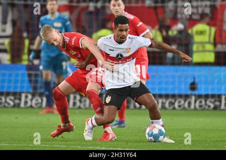 Stoccarda, Germania. 24 ottobre 2021. Timo BAUMGARTL (Union Berlin), azione, duelli contro Daniel DIDAVI (VFB Stuttgart). Calcio 1° stagione Bundesliga 2021/2022, 9° giorno di incontro, 9° giorno di incontro. VFB Stuttgart-Union Berlin 1-1, il 24 ottobre 2021, Mercedes Benz Arena Stuttgart Credit: dpa/Alamy Live News Foto Stock