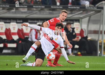 Stoccarda, Germania. 24 ottobre 2021. Wahidullah FAGHIR (VFB Stuttgart), azione, duelli contro Paul JAECKEL (Unione di Berlino). Calcio 1° stagione Bundesliga 2021/2022, 9° giorno di incontro, 9° giorno di incontro. VFB Stuttgart-Union Berlin 1-1, il 24 ottobre 2021, Mercedes Benz Arena Stuttgart Credit: dpa/Alamy Live News Foto Stock