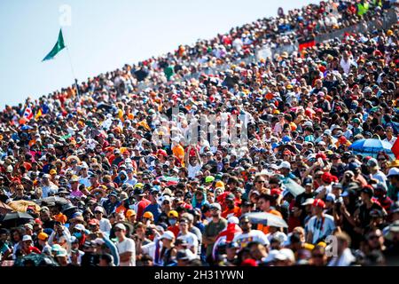 Austin, Stati Uniti. 24 ottobre 2021. Fans, Gran Premio di F1 degli Stati Uniti al circuito delle Americhe il 24 ottobre 2021 ad Austin, Stati Uniti d'America. (Foto di HOCH ZWEI) Credit: dpa/Alamy Live News Foto Stock