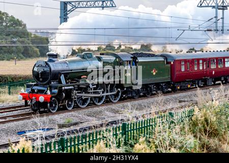 Wellingborough, Regno Unito. 16 ottobre 2021. Bahamas una locomotiva a vapore Jubilee classe 5596 costruita nel 1934 per LMS che attraversa il Northamptonshire fino a York. Foto Stock