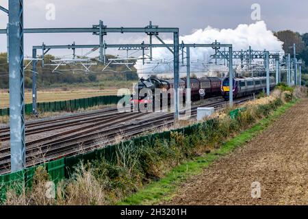 Wellingborough, Regno Unito. 16 ottobre 2021. Bahamas una locomotiva a vapore Jubilee classe 5596 costruita nel 1934 per LMS che attraversa il Northamptonshire fino a York j Foto Stock