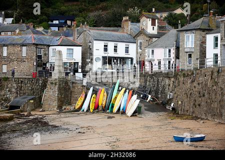 Attrazione turistica pittoresco villaggio di Mousehole porto di pesca in Cornovaglia Penzance. Foto Stock