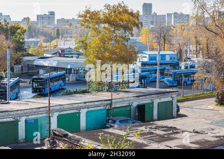 Mosca, Russia - 14 ottobre 2021: I nuovi autobus elettrici blu della città si fermano al parcheggio Foto Stock