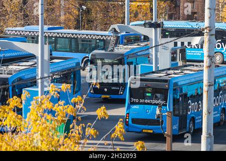 Mosca, Russia - 14 ottobre 2021: I nuovi autobus elettrici blu della città si fermano al parcheggio Foto Stock