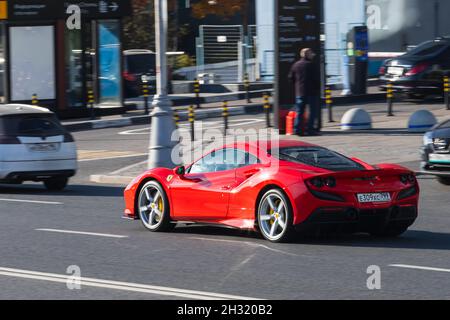 Mosca, Russia - 13 ottobre 2021: La Ferrari rossa F8 è parcheggiata in strada in una calda giornata autunnale sullo sfondo di un parcheggio Foto Stock