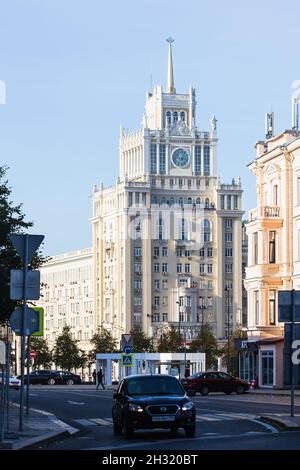 MOSCA, RUSSIA - 13 OTTOBRE 2021: Vista generale della facciata dell'Hotel Beijing nel centro di Mosca. Foto Stock