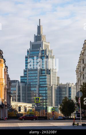 MOSCA, RUSSIA - 13 OTTOBRE 2021: Vista generale della facciata del centro commerciale Armory nel centro di Mosca. Foto Stock