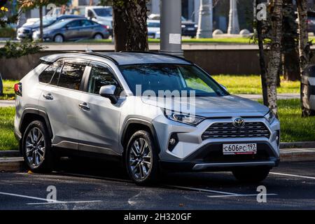 Mosca, Russia - 13 ottobre 2021: Argento Toyota RAV-4 è parcheggiata in strada in una calda giornata autunnale sullo sfondo di un parco Foto Stock