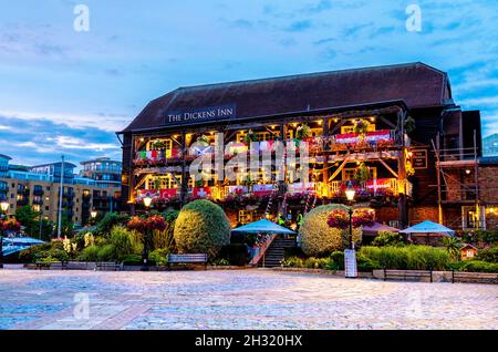 Il vecchio xviii secolo magazzino, ora il Dickens Inn pub e ristorante in St Katharine Docks, London, Regno Unito Foto Stock