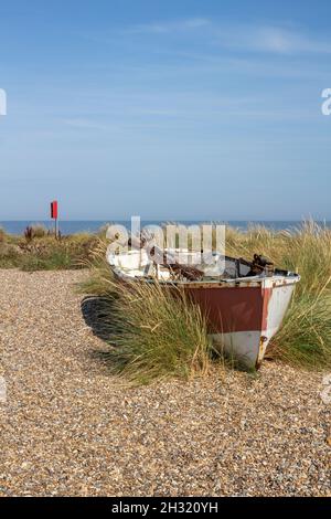 Vecchia barca da pesca sulla spiaggia di Kessingland a Suffolk, Inghilterra Foto Stock