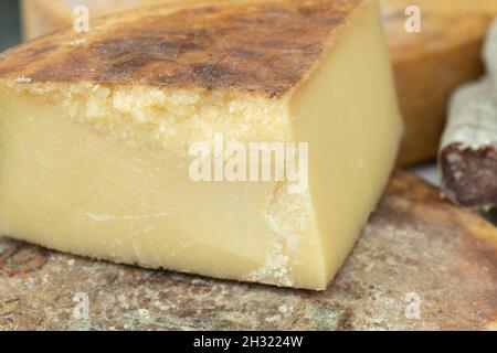 Italia, Lombardia, Silter DOP Formaggi tipici in Vendita in Market Stall Foto Stock