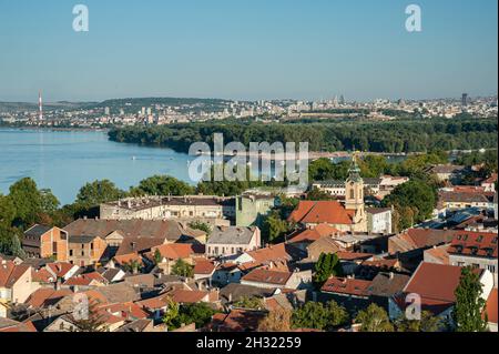 Vista da Zemun a Belgrado e l'isola della Grande Guerra Foto Stock