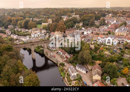 Foto aerea del bellissimo villaggio di Knaresborough nel North Yorkshire in inverno mostrando il famoso viadotto e treno di Knaresborough Foto Stock