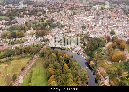 Foto aerea del bellissimo villaggio di Knaresborough nel North Yorkshire in inverno mostrando il famoso viadotto e treno di Knaresborough Foto Stock