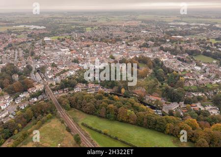 Foto aerea del bellissimo villaggio di Knaresborough nel North Yorkshire in inverno mostrando il famoso viadotto e treno di Knaresborough Foto Stock