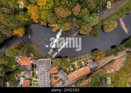 Foto aerea del bellissimo villaggio di Knaresborough nel North Yorkshire in inverno che mostra il fiume Nidd che ha due piccole dimensioni Foto Stock