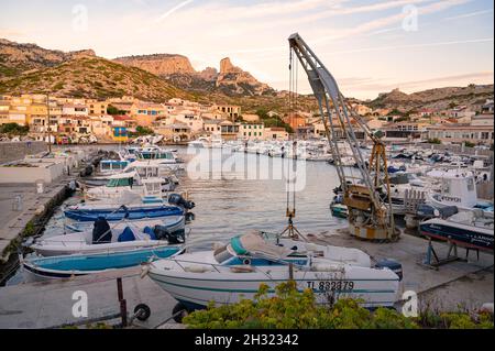 Il piccolo porto protetto Calanques di Les Goudes a est di Marsiglia, Francia meridionale Foto Stock