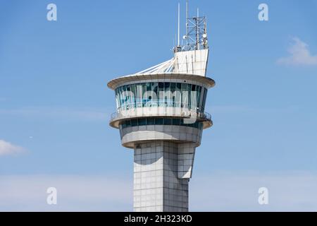 Torre di controllo del traffico aereo aeroportuale. Centro di gestione dei voli. Isolato cielo blu sfondo Foto Stock