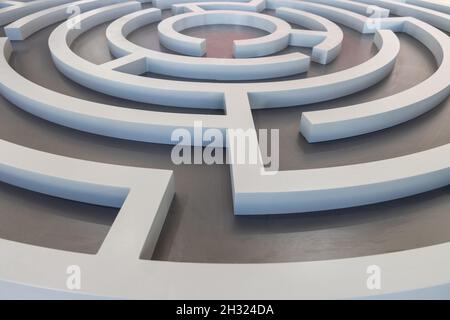 Vero primo piano labirinto labirinto labirinto bianco e nero isolato colore Foto Stock