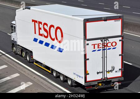 Vista laterale e posteriore supermercato Tesco hgv catena di approvvigionamento alimentare giuggernaut camion e rimorchio articolato pubblicità commerciale marchio logo UK autostrada Foto Stock