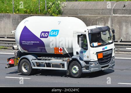 Vista laterale e anteriore passo corto Flo gas DAF mini autocisterna camion e conducente cabina su autostrade Display Hazchem Hazardous Chemicals segno Inghilterra UK Foto Stock