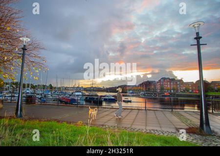 Dockland Preston, Lancashire. Meteo Regno Unito. 25 Ott 2021. Molo Preston Riversway. Sole e docce mentre il sole sorge sopra le ormeggi della zona portuale. Frequenti ulteriori docce sono previste per il nord-ovest ma con incantesimi soleggiati nel mezzo. Credit: MediaWorldImages/AlamyLiveNews Foto Stock