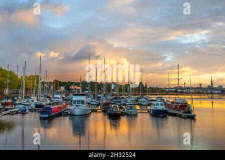 Dockland Preston, Lancashire. Meteo Regno Unito. 25 Ott 2021. Molo Preston Riversway. Sole e docce mentre il sole sorge sopra le ormeggi della zona portuale. Frequenti ulteriori docce sono previste per il nord-ovest ma con incantesimi soleggiati nel mezzo. Credit: MediaWorldImages/AlamyLiveNews Foto Stock