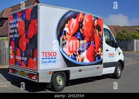 Parcheggiato su lato e retro del supermercato Tesco Mercedes trasporto furgone una catena di approvvigionamento alimentare commercio al dettaglio consegna a casa di alimentari online shopping UK Foto Stock