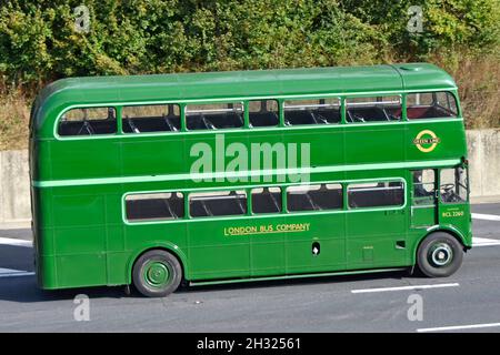 Autista in vista laterale restaurato verde conservato RCL versione pullman AEC Routemaster Greenline London Bus Company a due piani guida sull'autostrada del Regno Unito Foto Stock
