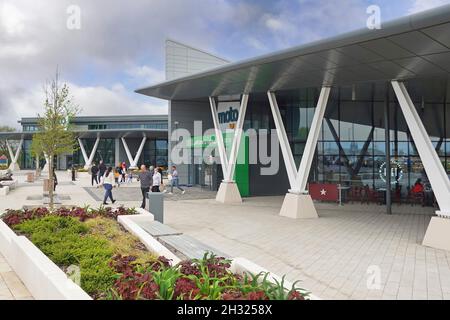 Stazione di servizio autostradale viaggiatori tra giardini e piantagioni di fiori al design moderno del nuovo incrocio Moto Off M6 Rugby Warwickshire Inghilterra Regno Unito Foto Stock