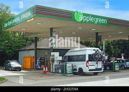 Veicoli che riempiono il marchio applegreen & logo benzina diesel stazione di rifornimento business piazzale e giallo Amazon pick up raccoglitore Rugby Warwickshire Regno Unito Foto Stock