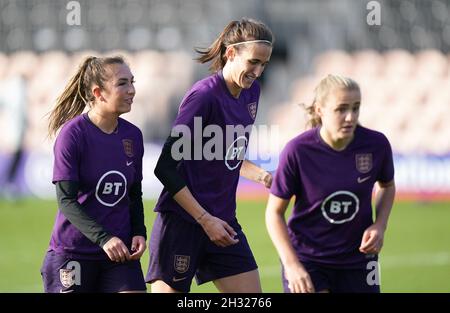 L'Inghilterra Katie Zelem (a sinistra), Jill Scott (al centro) e Georgia Stanway durante una sessione di addestramento all'Hive, Londra. Data foto: Lunedì 25 ottobre 2021. Foto Stock