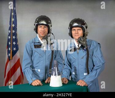 (1 luglio 1965) --- gli astronauti Frank Borman (a destra), pilota di comando, e James A. Lovell Jr., pilota, sono i primi membri dell'equipaggio per la missione Gemini-Titan 7 (GT-7) della NASA Foto Stock