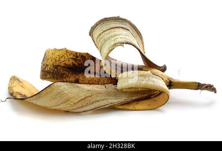 Buccia di banana rovinata isolata su sfondo bianco Foto Stock