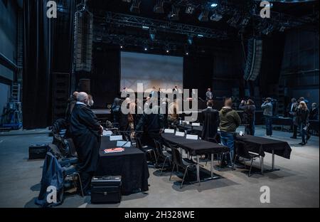 Dortmund, Germania. 25 ottobre 2021. Gli imputati e i loro avvocati sorgono all'inizio del processo di diversi presunti neo-nazisti. Dieci partecipanti di due raduni estremisti di destra a Dortmund-Dortfeld e Dortmund-Marten sono accusati di istigazione del popolo. A causa del grande interesse pubblico atteso e delle numerose parti coinvolte nel procedimento, il Tribunale regionale è seduto in una sala eventi della 'FZW', Freizeitzentrum West. Credit: Bernd Thissen/dpa - ATTENZIONE: Le persone sono state pixelate per motivi legali/dpa/Alamy Live News Foto Stock