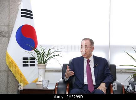 Seul, Corea del Sud. 13 ottobre 2021. Ban Ki-moon, ex Segretario generale delle Nazioni Unite, parla in un'intervista con Xinhua a Seoul, Corea del Sud, 13 ottobre 2021. PER ANDARE CON 'Intervista: La Cina dà contributi alla realizzazione degli ideali delle Nazioni Unite -- Ban Ki-moon' credito: Wang Jingqiang/Xinhua/Alamy Live News Foto Stock