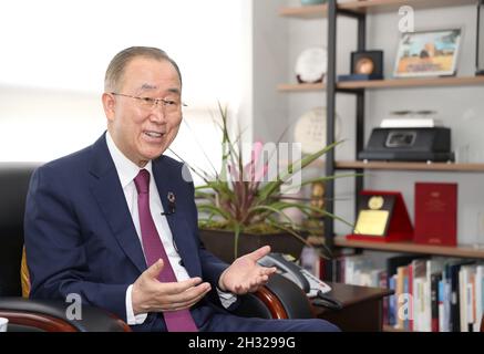 Seul, Corea del Sud. 13 ottobre 2021. Ban Ki-moon, ex Segretario generale delle Nazioni Unite, parla in un'intervista con Xinhua a Seoul, Corea del Sud, 13 ottobre 2021. PER ANDARE CON 'Intervista: La Cina dà contributi alla realizzazione degli ideali delle Nazioni Unite -- Ban Ki-moon' credito: Wang Jingqiang/Xinhua/Alamy Live News Foto Stock