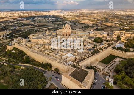 Fotografia aerea con droni della città murata di Mdina, Malta Foto Stock