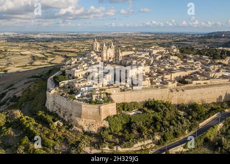 Fotografia aerea con droni della città murata di Mdina, Malta Foto Stock