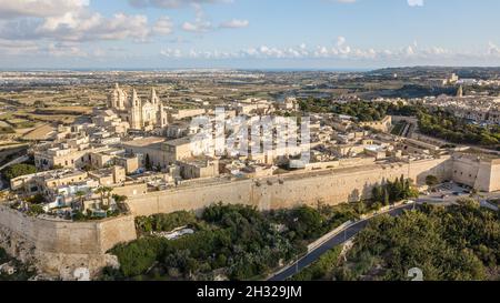 Fotografia aerea con droni della città murata di Mdina, Malta Foto Stock